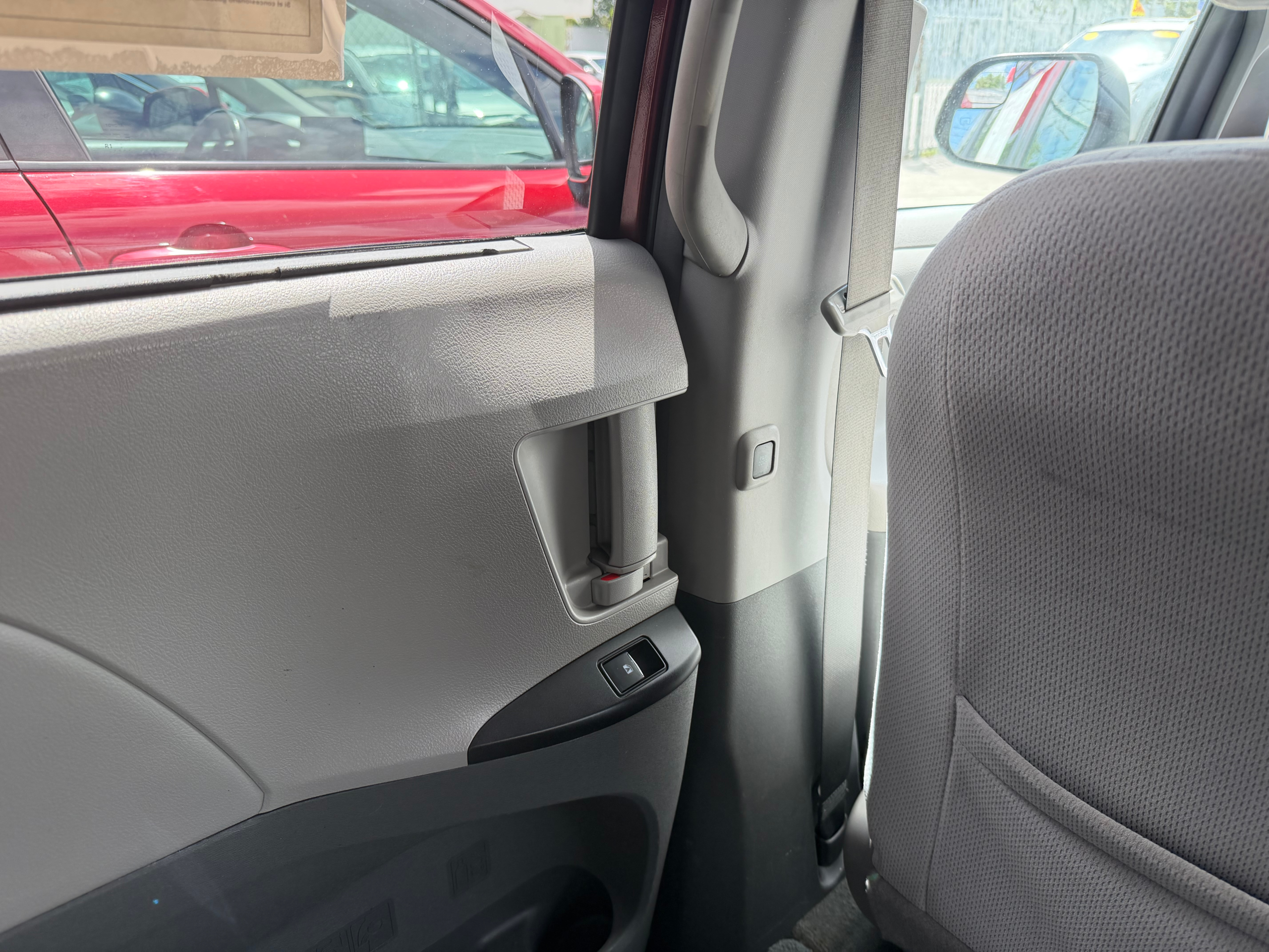 2016 Toyota Sienna LE - Photo 13