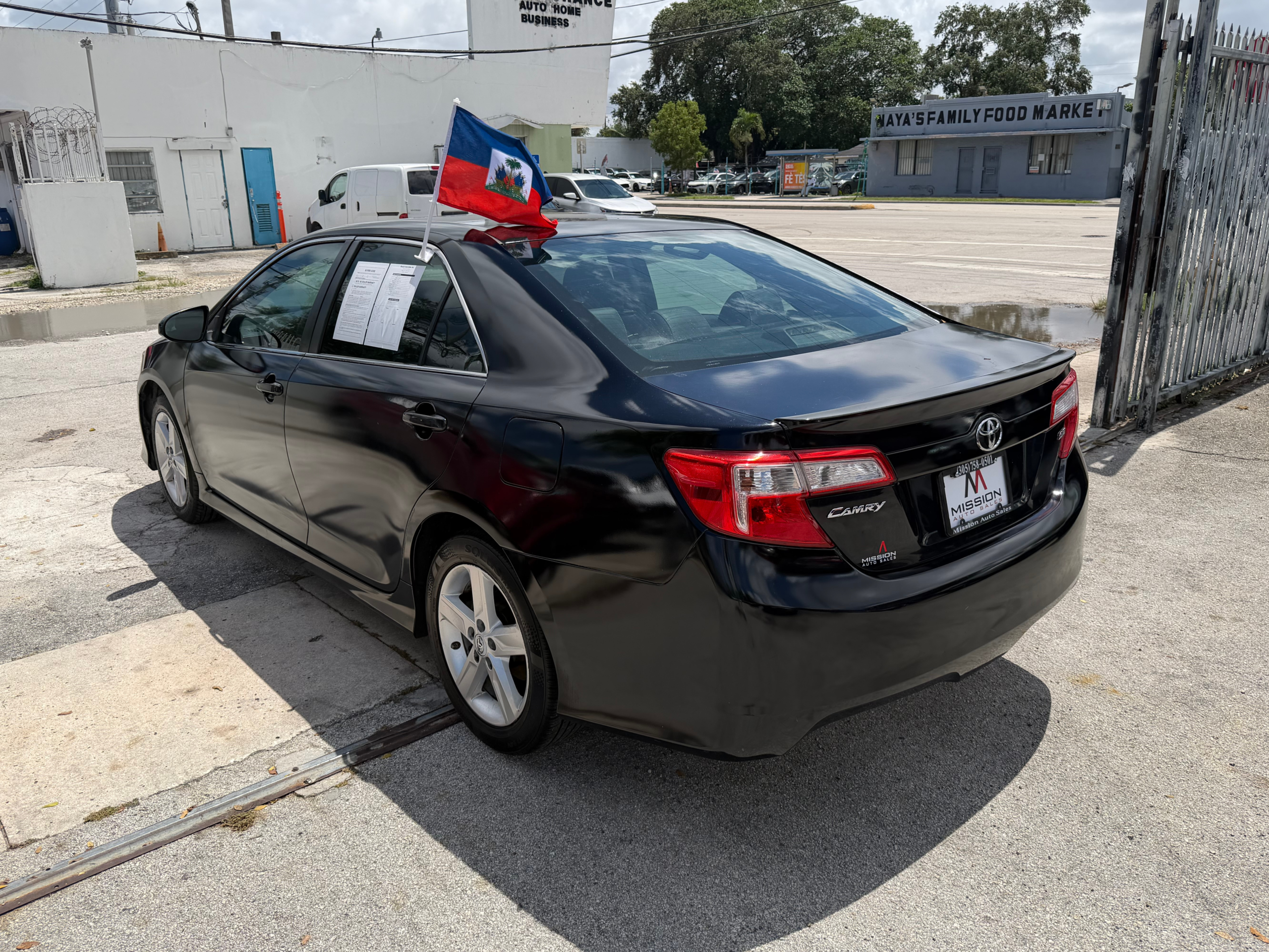 2012 Toyota Camry SE - Photo 24